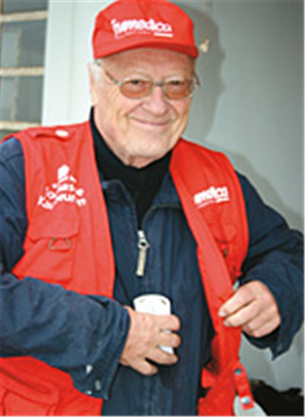 Zwischen Tod und Trümmern - operieren wie in der Steinzeit Professor Bernd Dieter Domres. © Humedica