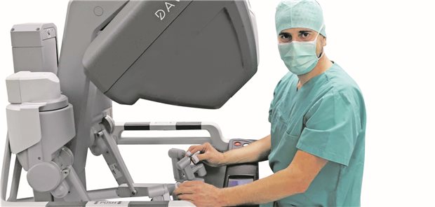 Professor Christian Bolenz demonstriert die Arbeit des Operateurs an der daVinci-Konsole.