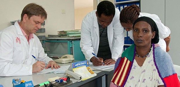 Hilfe für geburtsverletzte Äthiopierinnen Professor Christian Hampel (l.) im Fistula-Hospital in Addis Adeba.