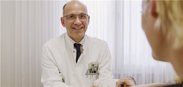 Medikation bei Rheumakranken auch in Corona-Pandemie fortführen! Professor Christof Specker rät: Bei Rheumapatienten sollte die Therapie wegen der Coronapandemie nicht abgesetzt werden.