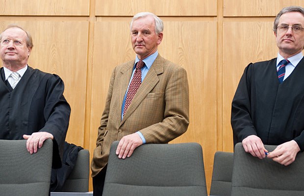 Transplantationsarzt Broelsch muss hinter Gitter Professor Christoph Broelsch (m) mit seinen Anwälten bei seiner Verurteilung im März 2010. Der Bundesgerichtshof bestätigte jetzt die Haftstrafe von drei Jahren.