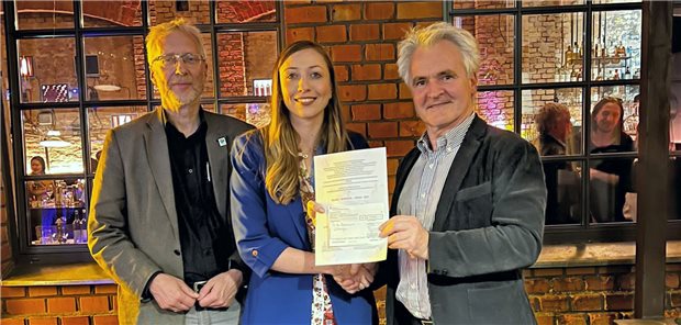 Dr. Monika Sadlonova erhält Roemer-Forschungspreis Professor Christoph Herrmann-Lingen, Universitätsmedizin Göttingen (UMG), Dr. Monika Sadlonova, UMG, und Professor Christian Albus, Uniklinik Köln, Vorstand der Hans-Roemer-Stiftung bei der Preisübergabe.