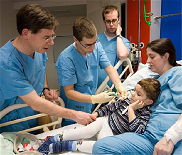 Gentherapie hilft Jungen mit Immunkrankheit Professor Christoph Klein, Direktor der MHH-Klinik für Pädiatrische Hämatologie und Onkologie (links) bei der Behandlung von Felix. Bei dem gentherapeutisch behandelten Jungen wurde ein Wiskott-Aldrich-Syndrom im Alter von dreieinhalb Jahren diagnostiziert.