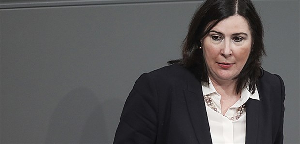Eine Ärztin als Patientenbeauftragte Professor Claudia Schmidtke arbeitete als stellvertretende Chefärztin an einem Herzzentrum und als Oberärztin in der Klinik für Herz- und thorakale Gefäßchirurgie.