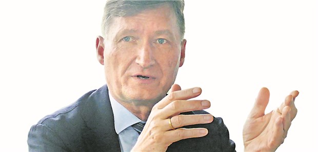 Professor Claus Vogelmeier ist Vorsitzender 2018/19 der Deutschen Gesellschaft für Innere Medizin (DGIM) und Direktor der Klinik für Innere Medizin mit Schwerpunkt Pneumologie, Intensiv- und Schlafmedizin am Universitätsklinikum Gießen und Marburg, Standort Marburg.