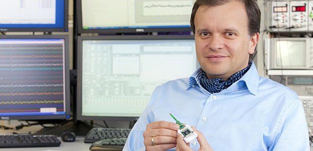 Hörprothese möglichst beidseitig Professor Dr. Andrej Kral hält eine so genannte Neuronexus-Multielektrode in der Hand, mit der er und sein Team Messungen von elektrischen Signalen im Gehirn machen.