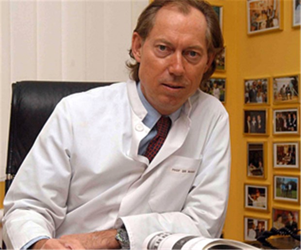 Bodenseeklinik im Visier der Staatsanwaltschaft Professor Dr. Dr. Werner Mang an seinem Schreibtisch in der Bodenseeklinik Lindau.