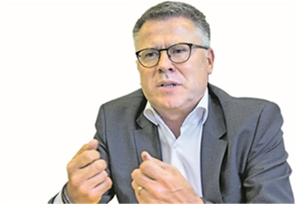 "Wir müssen den Patienten zum Souverän seiner Daten machen" Professor Dr. Hagen Pfundner: Vorstand Roche Pharma AG Deutschland; Geschäftsführer Roche Deutschland Holding GmbH, Vorstandsmitglied des Bundesverbandes der Deutschen Industrie, Vorsitzender des Ausschusses industrielle Gesundheitswirtschaft.
Karriere: 1992 Eintritt bei Hoffmann-La Roche AG Deutschland; 1995 Global Business Leader für Entzündungs- und Knochenkrankheiten bei Roche Schweiz; 1998 Mitglied der Geschäftsleitung Roche in Kanada; 2001 Global Business Director Virology bei Roche Ltd. in der Schweiz; 2003 Geschäftsführer Roche Schweden. Vorsitzender des vfa 2011-2017