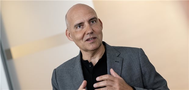 Professor Dr. mult. Eckhard Nagel ist Vorstandsvorsitzender der Deutschen Gesellschaft für Integrierte Versorgung (DGIV). Der Mediziner und Philosoph ist zudem Inhaber des Lehrstuhls für Medizinmanagement und Gesundheitswissenschaften sowie Geschäftsführender Direktor des Instituts für Medizinmanagement und Gesundheitswissenschaften (IMG) an der Universität Bayreuth.