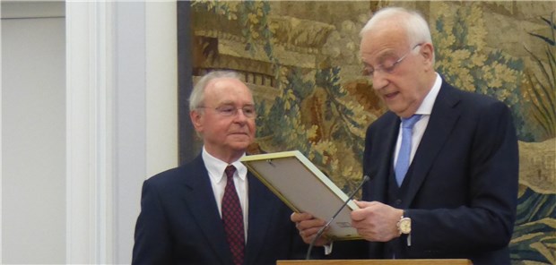 Krebshilfe-Preis für Palliativmediziner Professor Eberhard Klaschik (links) erhält im Alten Rathaus in Bonn die Urkunde zum Deutschen Krebshilfe Preis 2018 von Dr. Fritz Pleitgen, dem Präsidenten der Stiftung Deutsche Krebshilfe.