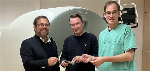 Röntgen-Experten untersuchen Silberschatz Professor Félix Teichner (von links) und Tobias Heuwinkel vom Vorgeschichtlichen Seminar sowie Professor Andreas Mahnken vom Universitätsklinikum Gießen-Marburg.