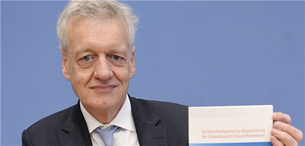 Professor Ferdinand Gerlach bei der Präsentation des Gutachtens „Resilienz im Gesundheitswesen. Wege zur Bewältigung künftiger Krisen“ im
Januar vor der Bundespressekonferenz. 
