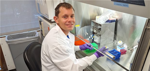 Neuer Juniorprofessor erforscht Gefäßkrankheiten Professor Florian Kleefeldt in seinem Labor.