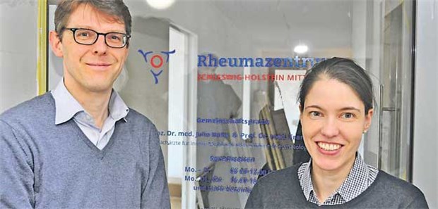 Pioniergeist erleichtert Niederlassung Professor Frank Moosig und Privatdozentin Julia Holle in ihrer noch nicht ganz fertigen Praxis: Die beiden Rheumatologen freuen sich darauf, in der Niederlassung ihr eigener Chef zu sein.