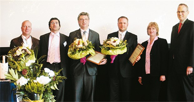 Professor Frank Sommer (2.v.l.) zeichnete im Beisein von Dr. Monica Lange (Apogepha) die Preisträger der außergewöhnlichen Männerarztpraxis aus: (v. l.) Dr. Rolf Hohmuth, Dr. Michael Blessing und Dr. Tobias Jäger.