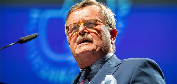 BÄK-Spitze geht Montgomery scharf an Professor Frank Ulrich Montgomery, hier noch als Präsident der Bundesärztekammer auf dem Deutschen Ärztetag 2019 in Münster. Inzwischen distanziert sich die BÄK von ihrem Ehrenvorsitzenden und seinen Äußerungen zu richterlichen Urteilen in Sachen Corona.