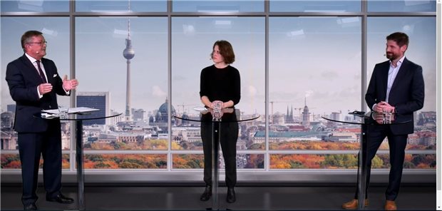 Professor Frank Ulrich Montgomery (l.) leitete am Freitag eine Diskussion über die Zukunft digitaler Technologien und dazu, wie Ärzte notwendige E-Kompetenzen aufbauen können. Mit dabei: Studierendenvertreterin Lina Mosch und Sebastian Kuhn, Professor für Digitale Medizin an der medizinischen Fakultät OWL der Universität Bielefeld.