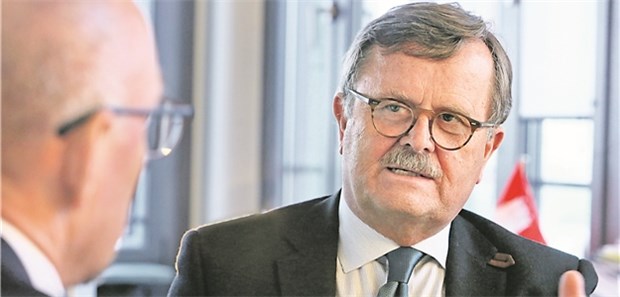 "Datenschutz darf kein Vorwand werden, um Forschung zu behindern" Professor Frank Ulrich Montgomery (rechts) im Gespräch mit Wolfgang van den Bergh.