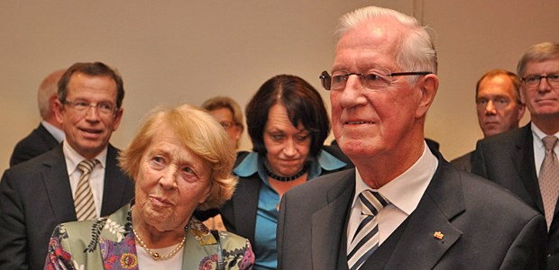Der 'Mahner' geht von Bord Professor Fritz Beske und seine Frau Lore bei der Verabschiedung zu seinem 90. Geburtstag. Seine Frau habe ihn von Beginn an in seiner Arbeit unterstützt hat, sagte Beske.