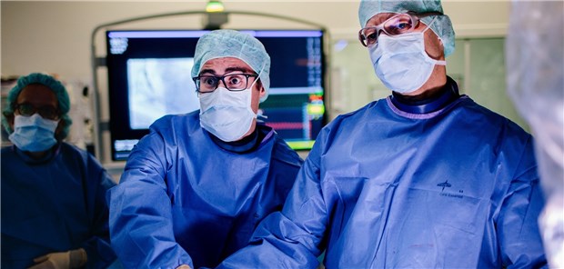 Professor Georg Nickenig (r.) und Dr. Marcel Weber bei einer Katheter-Intervention im Hybrid-OP des Herzzentrums Bonn.
