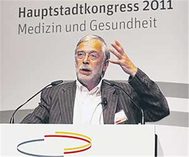 Die Haltung ändert sich mit Begeisterung Professor Gerald Hüther forscht mit Begeisterung über die Fähigkeiten des menschlichen Hirns, Haltungsänderungen zu fördern.