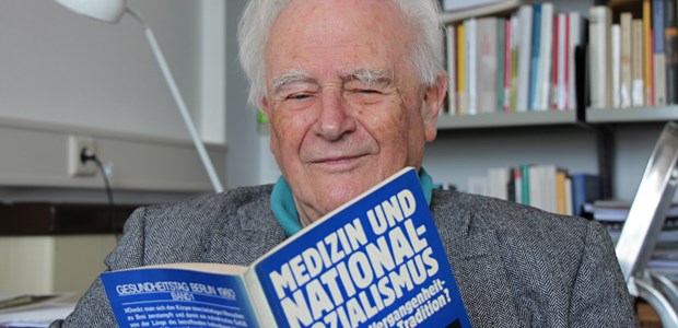 'Wir können die Vergangenheit nicht wegschieben' Professor Gerhard Baader ist Medizinhistoriker und hat eine außerplanmäßige Professur an der Freien Universität Berlin. Baader liest im Buch "Medizin und Nationalsozialismus", das er mit Studenten als Protest gegen den Präsidenten des Ärztetages 1980 in Berlin verfasst hat. Er hat vor allem zur Rolle der Medizin im Nationalsozialismus, zur Euthanasie und Psychiatrie geforscht.