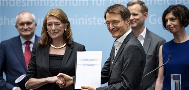 Kommission zieht gemischte Bilanz der Anti-Corona-Maßnahmen Professor Helga Rübsamen-Schaeff, stellvertretende Vorsitzende des Sachverständigenausschuss zur Evaluation des Infektionsschutzgesetzes (IfSG), übergibt Bundesgesundheitsminister Professor Karl Lauterbach den Evaluationsbericht des IfSG.