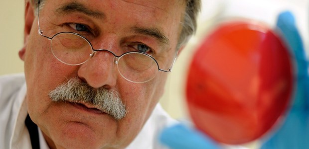 Experte warnt vor EHEC Professor Helge Karch von der Uni Münster mit einer EHEC-Kulturschale.