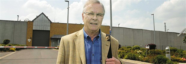 Professor Heyo Eckel vor seinem "Teilzeitarbeitsplatz", der Justizvollzugsanstalt Rosdorf bei Göttingen.