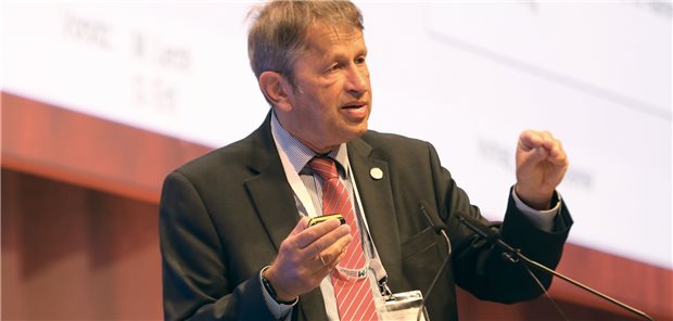 Professor Heyo K. Kroemer von der Charité prognostiziert bei der Eröffnung des Internistenkongresses: „Wir werden in den nächsten fünf, sechs Jahren viele Ärztinnen und Ärzte, aber auch Pflegekräfte verlieren, die wir nicht ersetzen können.“