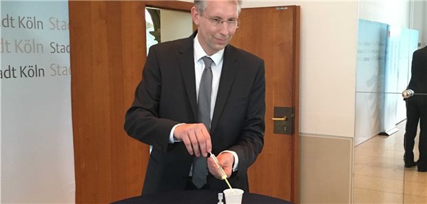 Köln setzt auf Gurgeln statt auf Abstrich Professor Hilmar Wisplinghoff demonstriert die Probenentnahme per Rachenspülung.