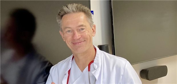 Preis für deutsch-polnisches Projekt Temicare Professor Holger Lode vor einem der EU-finanzierten Bildschirme, die für bestmögliche Übertragungsqualität bei den Fallbesprechungen erforderlich sind.