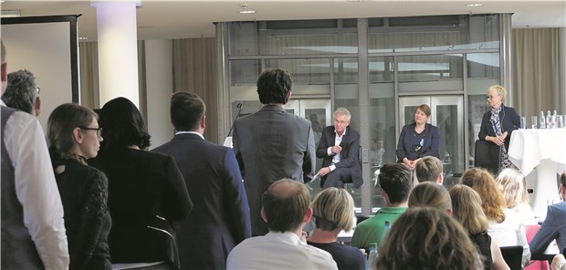 Professor Jakob Izbicki, Katharina Thiede und Moderatorin Dr. Ellen Lundershausen im Gespräch mit dem Publikum. © Illian