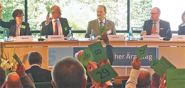 Generationswechsel an der Kammerspitze Professor Jan Schulze (Mitte) trat nicht mehr an, Erik Bodendieck (li.) wurde zu seinem Nachfolger gewählt.