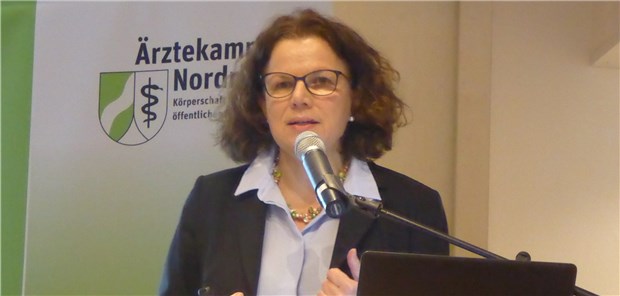 Professor Jana Jünger beim „Forum Gesundheit 2020“ der Kreisstelle Mülheim der Ärztekammer Nordrhein. 