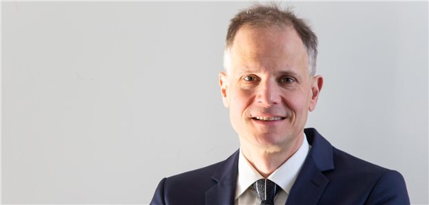„Die richtigen Hebel, um Struktur und Leistung zu koppeln“ Professor Jochen Schmitt ist Direktor des Zentrums für Evidenzbasierte Gesundheitsversorgung in Dresden und Mitglied der Regierungskommission für eine moderne und bedarfsgerechte Krankenhausversorgung.