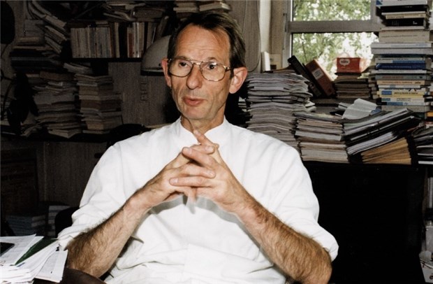 "Wer rationiert, muss auch dazu stehen" Professor Jörg-D. Hoppe in seinem Arbeitszimmer in Düren: "Wir brauchen den hausärztlichen Nachwuchs."