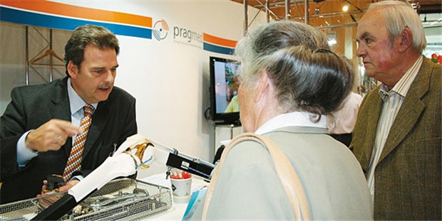 Professor Jürgen Buchholz erklärt auf der Gesundheitsmesse die Mechanik eines künstlichen Gelenks.