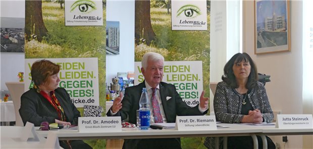 Professor Jürgen Riemann (Mitte), hier bei der Auftaktveranstaltung zum Darmkrebsmonat März in Ludwigshafen, setzte sich bei einer virtuellen Pressekonferenz der Stiftung Lebensblicke für einen früheren Beginn der Darmkrebs-Früherkennung bei Risikopatienten ein (Archivbild).