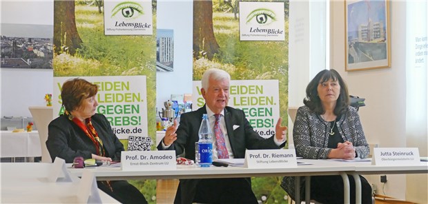 Drei Fragen und drei Antworten zur Darmkrebsvorsorge Professor Jürgen Riemann von der Stiftung LebensBlicke (Mitte).