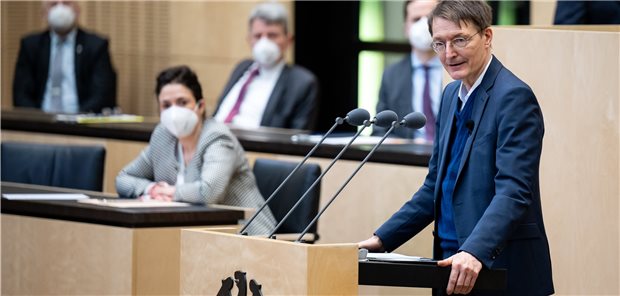 Keine Quarantäne-Pflicht mehr für Geboosterte Professor Karl Lauterbach (SPD), Bundesminister für Gesundheit, spricht bei der Sondersitzung anlässlich der Änderungen der COVID-19-Schutzmaßnahmen-Ausnahmenverordnung und der Coronavirus-Einreiseverordnung im Deutschen Bundesrat.