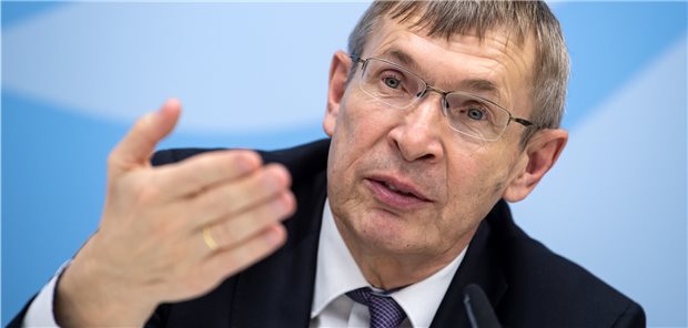 Coronavirus: So weit ist die Impfstoff-Entwicklung Professor Klaus Cichutek, Präsident des Paul-Ehrlich-Instituts, erzählt im „ÄrzteTag“-Podcast, warum er zuversichtlich ist, dass Deutschland bei der globalen Impfstoff-Entwicklung künftig eine gute Rolle spielen wird.