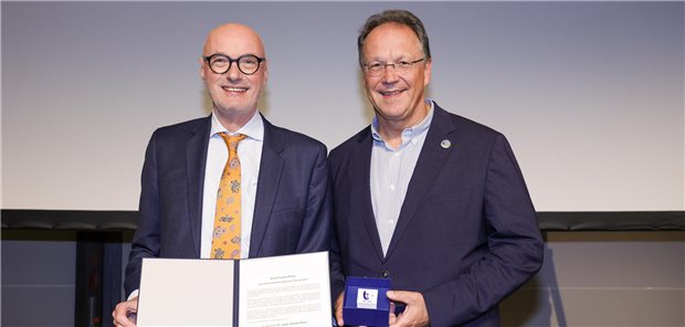 Harald Renz erhält Allergologen-Preis Professor Ludger Klimek (r.), Präsident des Ärzteverbandes Deutscher Allergologen, übergibt Professor Harald Renz den Erich-Fuchs-Preis.