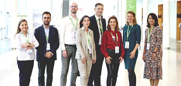 Regensburgerin setzt sich für europäische Gastroenterologie ein Professor Martina Müller-Schilling (vierte von links) zusammen mit dem UEG-„National Societies Committee“.