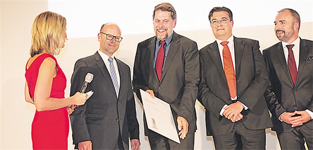 Springer Medizin Charity Award 2017 – Das sind die drei Preisträger Professor Mathias Freund (3.v.l.) von der Stiftung für junge Erwachsene mit Krebs, freut sich über den 3. Preis. Mit im Bild (v.l.n.r.) Moderatorin Yve Fehring, BMG-Vertreter Oliver Schenk sowie die Sponsoren Dr. Christian Rybak von Ehlers, Ehlers & Partner und Dr. Nicolai Kohlschmidt vom Berufsverband Deutscher Humangenetiker.