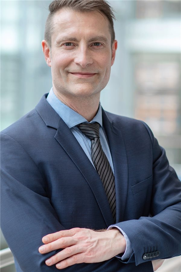 Infektiologe: Corona-Wellen werden 2022 immer flacher Professor Mathias Pletz ist Direktor des Instituts für Infektionsmedizin und Krankenhaushygiene am Klinikum Jena.