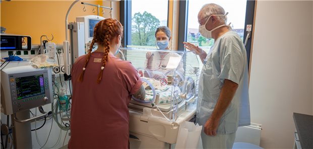 Uniklinik Leipzig eröffnet neue Abteilung für Neonatologie Professor Matthias Knüpfer (re.), stellvertretender Neonatologie-Leiter, schaut gemeinsam mit Oberärztin Dr. Corinna Gebauer (Mi.) bei einem Frühchen im Inkubator nach dem Rechten. Die Versorgung von Frühgeborenen kann in der neuen Abteilung für Neonatologie der Uniklinik Leipzig nun besser gewährleistet werden.