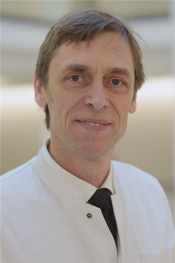 Wie die Charité ihren COVID-Kräften Beistand leistet Professor Matthias Rose, Leiter der Medizinischen Klinik mit Schwerpunkt Psychosomatik an der Charité.