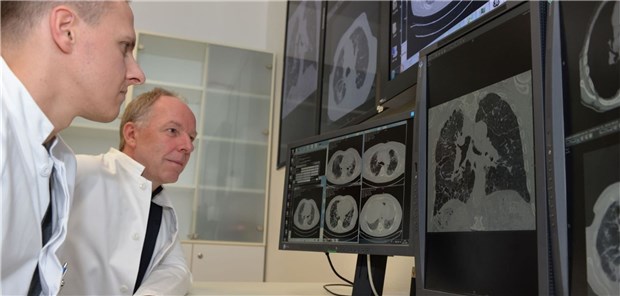 „In Deutschland sind wir Mediziner manchmal einfach zu vorsichtig“ Professor Michael Forsting (r.) zählt im Arbeitsalltag auf digitalisierte Prozesse und den Einsatz Künstlicher Intelligenz.