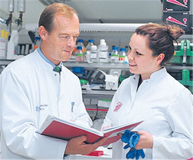'Krebsmedikamente für Centbeträge' Professor Michael Hallek und Dr. Anna Guastafierro im Labor.